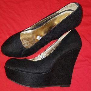 Black closed wedge